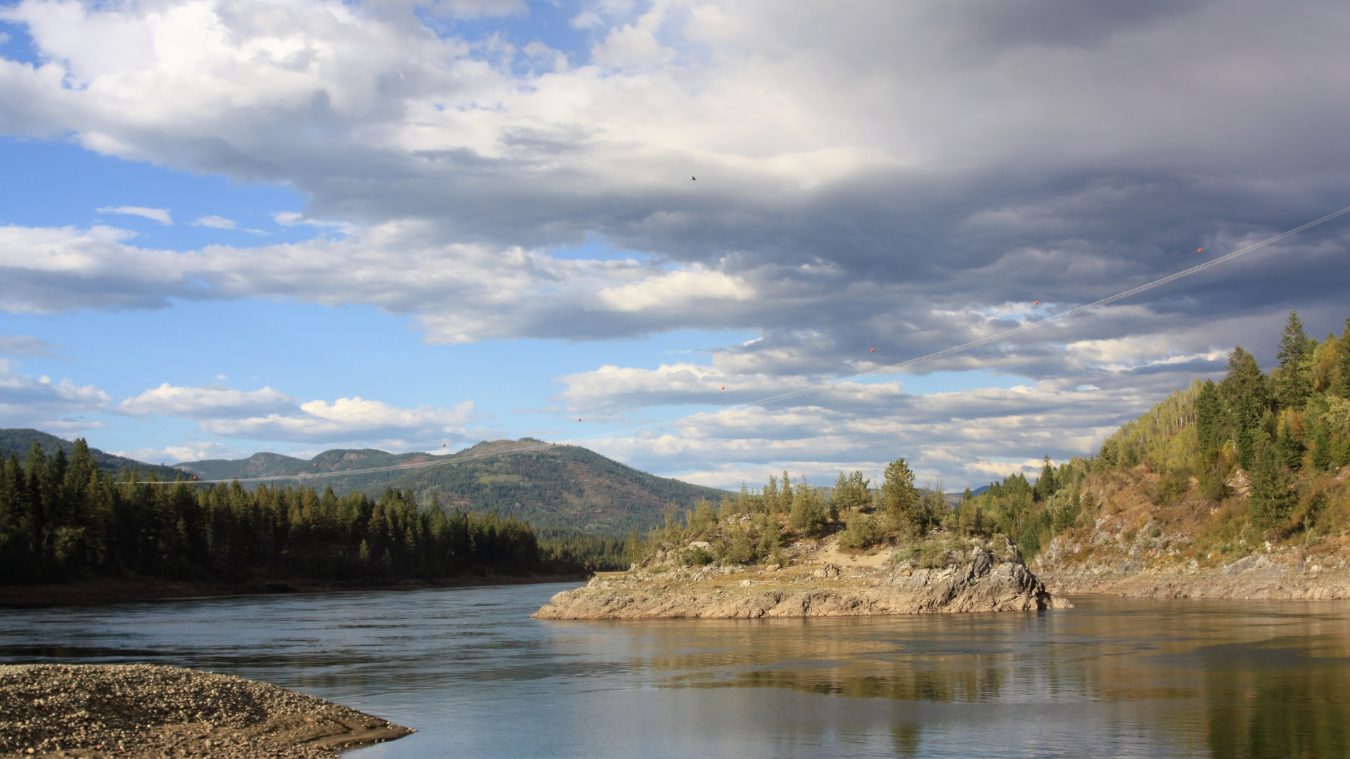 A picture of the upper Columbia River.